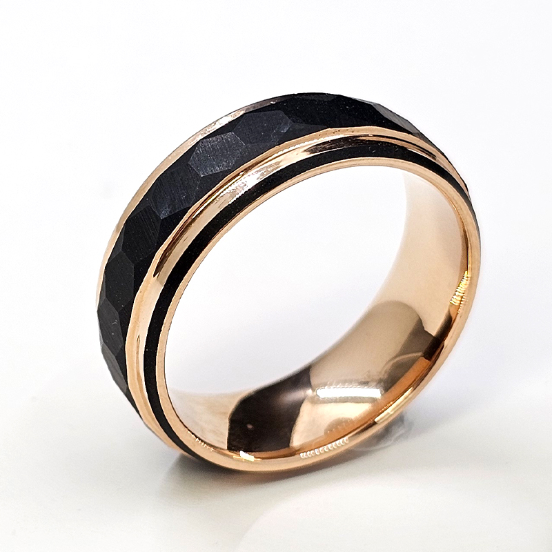 Goldener doppelter Roségold-Ring an der Seite und sechseckiger mittlerer Wolframring